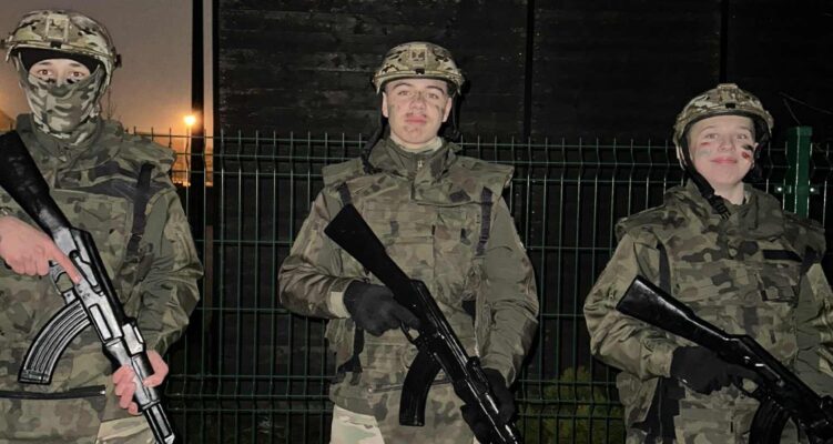 WOJSKOWY DZIEŃ SZKOLENIOWY – OTRZĘSINY, MANEWRY I… WIZYTA MIKOŁAJA