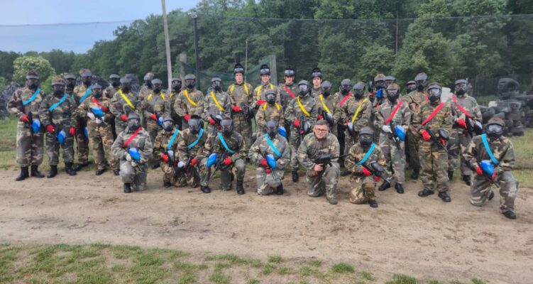 Kadeci z klas mundurowych Militarni-Jabłonowo podczas rozgrywek paintballowych